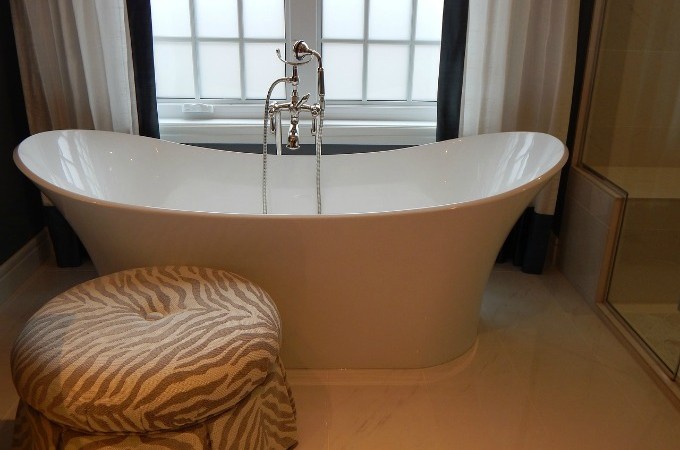 deep retro soaking bathtub